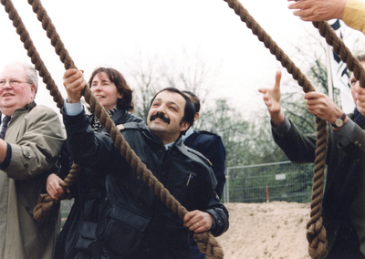 503111 Afbeelding van het slaan van de eerste paal voor het nieuwe politiebureau Marco Pololaan 6 te Utrecht, met ...